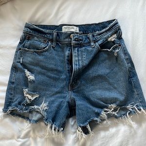 Abercrombie 4” High Rise Mom Shorts - Medium Wash